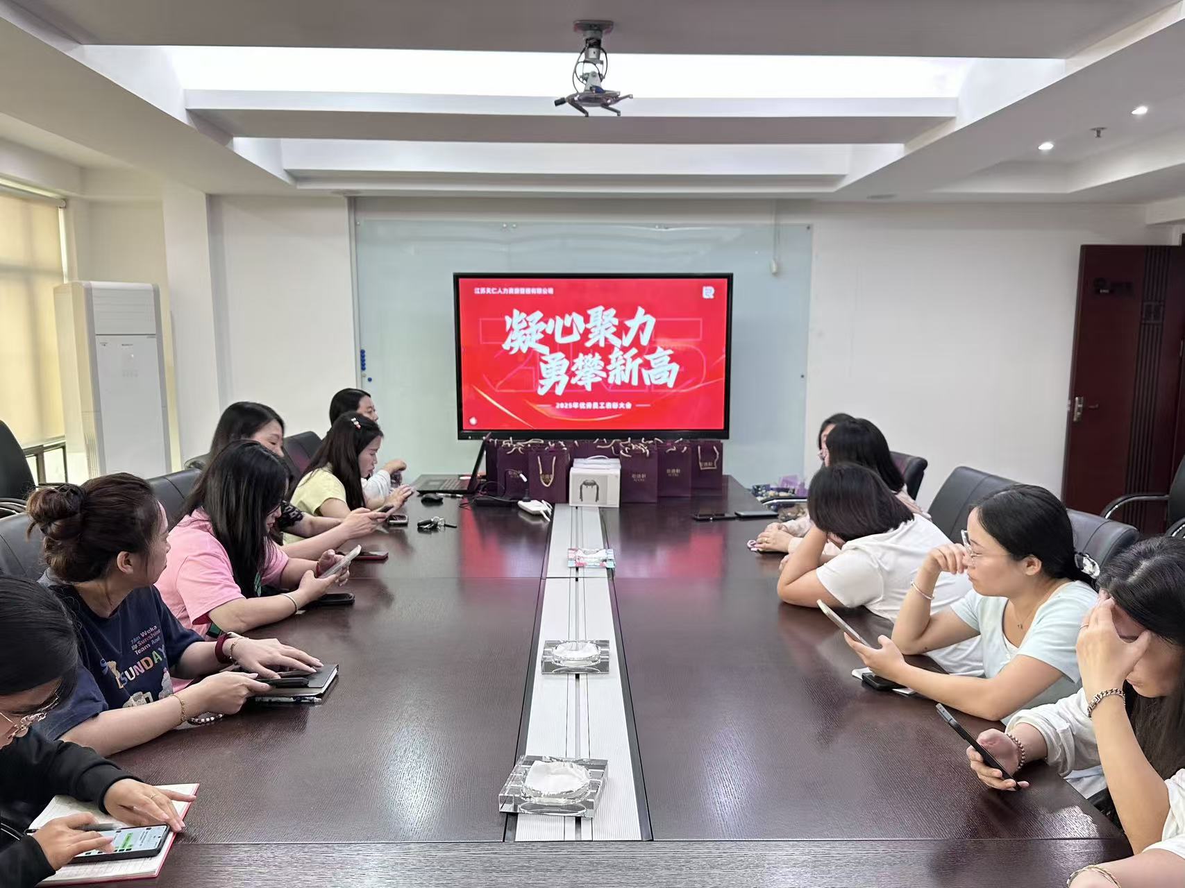 榮耀加冕 見證優(yōu)秀|天仁人力舉辦優(yōu)秀員工表彰大會